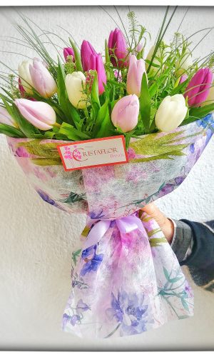 Ramo 30 tulipanes con verde primaveral