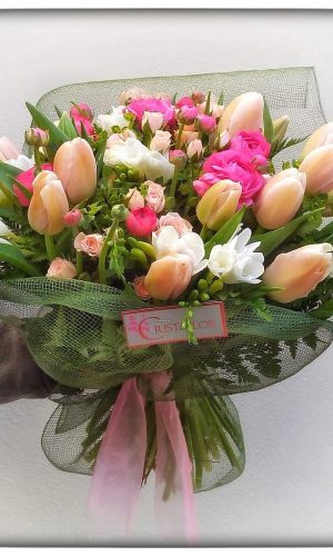 tulipanes y flor variada
